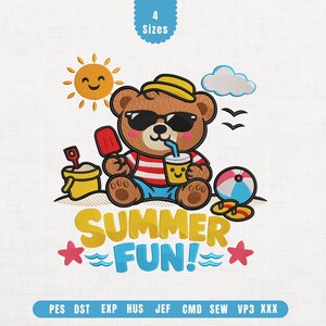Op de afbeelding: Geborduurd ontwerp met een bruine beer met zonnebril en hoed, die een ijsje en een drankje vasthoudt. Het ontwerp bevat een zon, strandbal, zandemmer en de woorden "SUMMER FUN!" in geel en blauw. De tekst "4 Sizes" is ook inbegrepen.