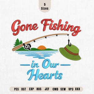 Pode incluir: Um design bordado com as palavras "Gone Fishing" em escrita vermelha sobre uma vara de pesca, um lago e um chapéu verde. Abaixo, o texto "-in Our- Hearts" está em escrita azul. O design inclui o texto "5 Sizes" no topo.