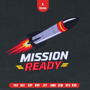 Puede incluir: Diseño bordado con un cohete con llamas rojas y amarillas, el texto "MISSION READY" en blanco y rojo, y una pancarta roja con "5 Sizes". El diseño está sobre un fondo gris oscuro.