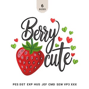 Könnte beinhalten: Digitales Stickdesign mit einer roten Erdbeere, grünen Blättern und dem Schriftzug "Berry cute" in schwarzer Schrift. Rote und grüne Herzakzente umgeben den Text. Erhältlich in 6 Größen.