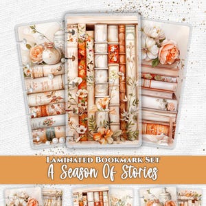 Peut inclure: Un ensemble de marque-pages plastifiés intitulés A Season Of Stories présentant des illustrations de livres empilés, de compositions florales et d'éléments botaniques dans des tons crème, pêche et orange. Les marque-pages rectangulaires ont des coins arrondis.