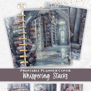以下が含まれることがあります： Whispering Stacksと題された印刷可能なプランナーカバーセット。高い本棚、ヴィンテージ本の山、花のアクセントが特徴の図書館のインテリアが描かれています。ゴールドのディスク綴じ要素と、ソフトなブルーとクリーム色のカラーパレットが含まれています。