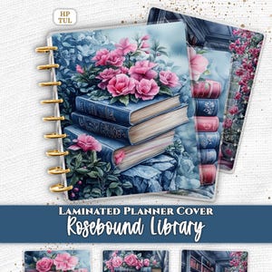 Peut inclure: Un ensemble de couvertures de planificateur laminées intitulées Rosebound Library présentant des illustrations de livres empilés dans des tons bleus et rouges, agrémentées de fleurs roses et de feuillage. Les couvertures incluent des trous de reliure à disques dorés.