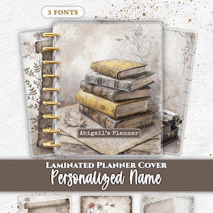 Peut inclure: Une couverture de carnet plastifiée illustrée d'une pile de livres anciens avec le texte Abigail's Planner. Le design comprend des anneaux de reliure dorés, une machine à écrire, des motifs floraux et du papier parchemin dans des tons sépia.