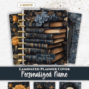 Peut inclure: Une couverture de planificateur laminée présentant une pile de livres anciens avec des accents dorés et des fleurs bleues. La couverture inclut une étiquette avec le texte Chloe's Study Notes. D'autres motifs montrent des roses jaunes, une lanterne et un cadre de miroir noir orné.
