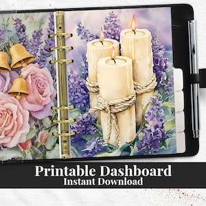 Könnte beinhalten: Ein schwarzer Planer mit einem Blumendesign mit Rosen, Lavendel und Kerzen. Der Planer hat einen goldenen Binder und einen Stifthalter. Der Text "Printable Dashboard Instant Download" befindet sich unten.