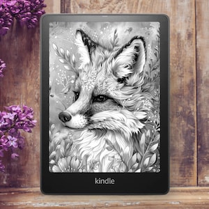 Puede incluir: Una ilustración en blanco y negro de la cabeza de un zorro con intrincados detalles florales en un lector electrónico Kindle. El zorro tiene un aspecto suave y esponjoso y está rodeado de delicadas flores y hojas.