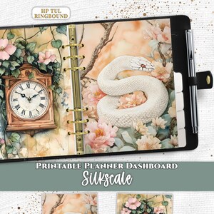 Op de afbeelding: Een ringband planner dashboard met een witte slang gekruld tussen roze bloemen en een vintage houten klok met Romeinse cijfers. Het ontwerp bevat de tekst Everpage, HP TUL RINGBOUND, PRINTABLE PLANNER DASHBOARD en Silkscale.