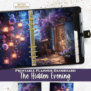 Op de afbeelding: Een zwarte HP TUL ringbandplanner met een printbaar dashboard genaamd The Hidden Evening. Het dashboard toont een nachtscène met gloeiende lantaarns, paarse bloemen, een telescoop en een houten deur. Een zilveren pen is aan de zijkant bevestigd.