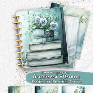 Peut inclure: Un ensemble de couvertures de planificateur laminées pour les systèmes Happy Planner et TUL avec des illustrations bleu sarcelle et blanches de livres, fleurs en pot, bocal en verre avec rose blanche et rideaux avec le texte Glassbound Afternoon.