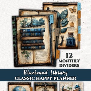 以下が含まれることがあります： 12枚の月間ディバイダーを備えたBluebound Library Classic Happy Planner。ページには、積み重ねられた本、地球儀、虫眼鏡、植物のヴィンテージ風イラストが描かれており、古紙のような質感と青い色調が特徴です。