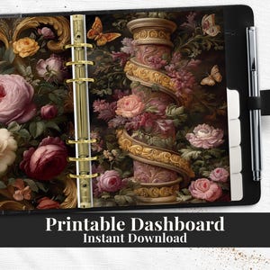 Puede incluir: Una taza de cerámica blanca con un asa negra y el texto "But First, Coffee" en un estilo manuscrito. La taza está sobre una superficie blanca. La taza mide aproximadamente 10 cm de alto.