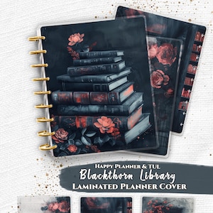 以下が含まれることがあります： Happy PlannerおよびTULシステム用のラミネート加工されたプランナーカバーセット「Blackthorn Library」。積み重ねられた本、赤いバラ、図書館のインテリア、窓のシーンが描かれたダークなイラストのカバーで、ゴールドのディスク綴じが特徴です。