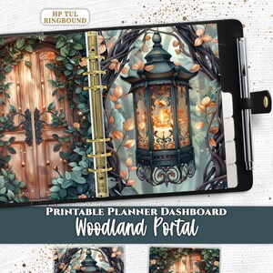 Op de afbeelding: Een zwarte ringbandplanner met een printbaar dashboard genaamd Woodland Portal. Het dashboard toont een houten deur bedekt met klimplanten en een hangende lantaarn met een brandende kaars. Tekst bevat Everpage en HP TUL RINGBOUND.