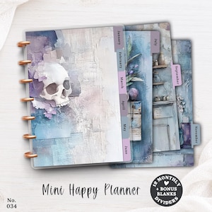Op de afbeelding: Een planner met schijfbinding en een schedelillustratie op de omslag, voorzien van maandelijkse tabbladen van januari tot november. Het ontwerp bevat blauwe en paarse getextureerde achtergronden met planken en flessen. Tekst: Mini Happy Planner.