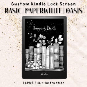 Könnte beinhalten: Ein schwarzer Kindle-E-Reader zeigt einen benutzerdefinierten Sperrbildschirm mit einer Graustufen-Illustration von gestapelten Büchern und floralen Akzenten. Der Bildschirm zeigt "Harper's Kindle" und den Text "Custom Kindle Lock Screen BASIC | PAPERWHITE | OASIS".