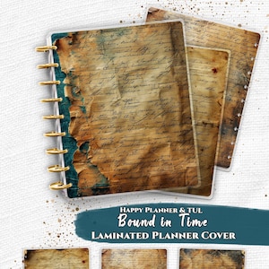 Peut inclure: Un ensemble de couvertures de planificateur laminées avec un design de parchemin vintage, une écriture cursive, des bords usés et une reliure à disques dorés. Le texte indique Everpage, Happy Planner & TUL Bound in Time Laminated Planner Cover.