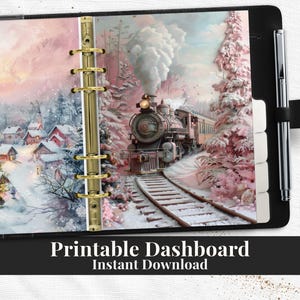 Puede incluir: Un planificador negro con una escena invernal que presenta un tren de vapor en una vía nevada, pasando por un pueblo y un bosque. El planificador tiene anillos dorados y un portalápices. El texto en la parte inferior dice "Printable Dashboard Instant Download."