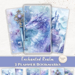 Könnte beinhalten: Drei Planer-Lesezeichen mit Fantasy-Kunst. Die obere Reihe zeigt einen Schlüssel, einen Drachen und ein Schloss. Die untere Reihe wiederholt die Designs. Der Text "Enchanted Realm" und "3 Planner Bookmarks" sind sichtbar. Das Farbschema ist hauptsächlich blau und lila.