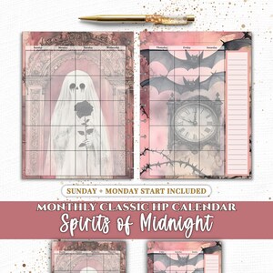 Peut inclure: Un calendrier mensuel classique HP intitulé Spirits of Midnight avec un fantôme tenant une rose noire, des chauves-souris, une horloge et des vignes épineuses dans des tons rose et gris. Inclut un stylo doré et le texte Sunday + Monday start included.