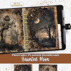 Pode incluir: Uma agenda de argolas preta com o painel imprimível Haunted Moon. As páginas exibem uma cena de floresta escura e atmosférica com lua cheia, árvores despidas e uma ilustração de bule, acentuada por escrita vintage e argolas douradas.