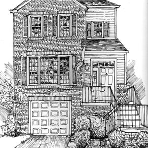 Könnte beinhalten: Eine Schwarzweiß-Zeichnung eines zweistöckigen Backsteinhauses mit Garagentor, Haustür und Veranda. Das Haus hat einen kleinen Garten mit Büschen und einen Weg, der zur Haustür führt.