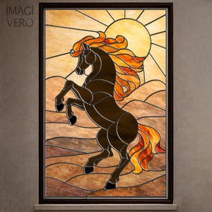 Puede incluir: Panel de vidrieras con un caballo marrón encabritado con una melena y cola naranja fuego, sobre un sol amarillo y un paisaje desértico. La obra está enmarcada en un borde marrón oscuro, con el texto "IMAGI VERO" en la esquina superior izquierda.