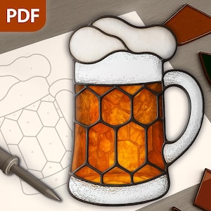 Op de afbeelding: Een glas-in-lood bierpul met een witte schuimkraag en amberkleurig bier. De pul heeft een zwarte omtrek en een handvat. Een PDF-pictogram staat in de linkerbovenhoek. Een patroon en een soldeerbout staan op de achtergrond.