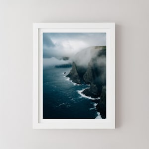 Ocean Stacks – Färöer-Inseln Fotografie Druck, Minimalistische Wandkunst, Küstenlandschaft Poster, Reise Fotokunst von Dylan Calluy