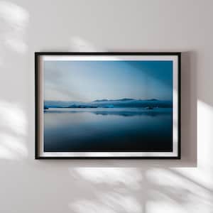 Laguna glaciale in Islanda – Stampa fotografica dell'Islanda, Arte murale minimalista, Poster di viaggio artico, Foto di paesaggio nordico di Dylan Calluy