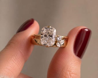 Avlångt kuddslipat brudset, päron- och rund diamantring, förlovningsringset, vigselringset med labodrottade diamanter, brudsmycken i guld