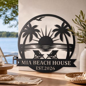 Anpassad rund väggskylt i metall med strandhus, personligt strandnamn, EST-år, Twin Palm Sunset Ocean Lounge-stol i metall, kustbelagd konst