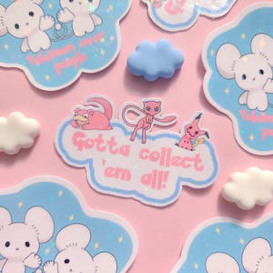 Könnte beinhalten: Eine Sammlung von Aufklebern mit Cartoon-Mäusen und Pokémon-Charakteren. Die Aufkleber haben verschiedene Formen, darunter Wolken und Mausumrisse, mit pastellblauen und rosa Farbtönen. Der Text enthält "Gotta collect 'em all!" und "Pokemon over people."