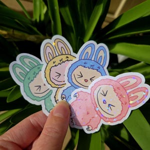 Sticker boîte aveugle style monstre Labubu - Sticker holographique en vinyle pour journaux, ordinateurs portables et bouteilles d'eau