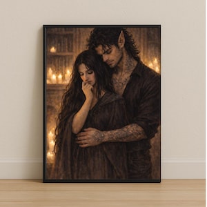 Può includere: Una stampa artistica incorniciata raffigura un tenero abbraccio tra due figure. L'uomo, con orecchie a punta e tatuaggi, tiene stretta la donna. Entrambi sono vestiti con abiti scuri, sullo sfondo di una soffusa luce di candela, creando una scena romantica e intima.