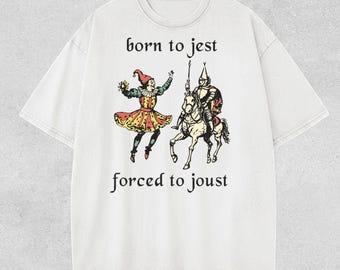 Maglietta "Born to Jest Forced to Joust" - Maglietta con divertenti giochi di parole medievali e colori confortevoli, maglietta con umorismo sarcastico da cavaliere