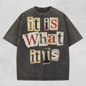 It Is What It Is T-shirt met comfortkleuren, streetwear-T-shirt met grappige letterprint
