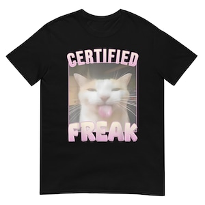 Zertifiziertes Freak Graphic Shirt, Unisex-T-Shirt aus weicher Baumwolle für alltägliche Freizeitkleidung, großartiges Geschenk für rebellische Geister