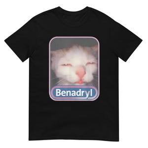 ベナドリル ミーム キャット グラフィック シャツ、面白いポップカルチャー ユニセックス Tシャツ、猫好きのためのカジュアルウェア、ミーム愛好家へのユニークなギフト
