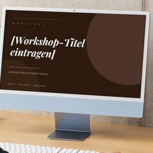Könnte beinhalten: Ein Desktop-Computer-Monitor zeigt eine dunkelbraune digitale Vorlage mit dem weißen Text Workshop-Titel eintragen, Untertitel oder persönliche Tagline, Datum, Ort/Online und Dein Name. Der Monitor hat einen hellblauen Fuß und Ständer.