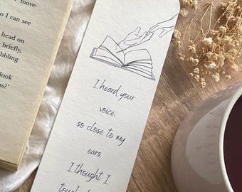 Marcador con cita literaria, pintado a mano, con detalles en lila perla.