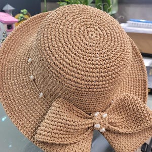 Cappello da sole in rafia di carta fatto a mano con fiocco / Cappello da spiaggia estivo personalizzabile / Elegante cappello all'uncinetto, regalo per lei