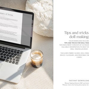 K&ouml;nnte beinhalten: Ein Laptop mit einem Glossar zur Puppenherstellung steht neben einem Glas Kaffee. Der Text "Tipps und Tricks f&uuml;r die Puppenherstellung" ist sichtbar, zusammen mit Details &uuml;ber die herunterladbare PDF-Datei.