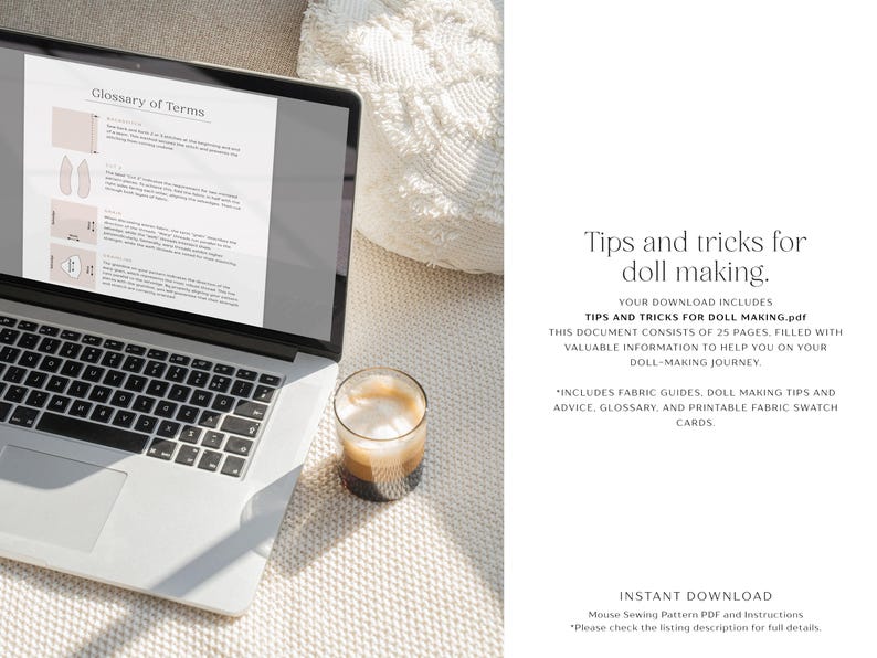 K&ouml;nnte beinhalten: Ein Laptop mit einem Glossar zur Puppenherstellung steht neben einem Glas Kaffee. Der Text "Tipps und Tricks f&uuml;r die Puppenherstellung" ist sichtbar, zusammen mit Details &uuml;ber die herunterladbare PDF-Datei.