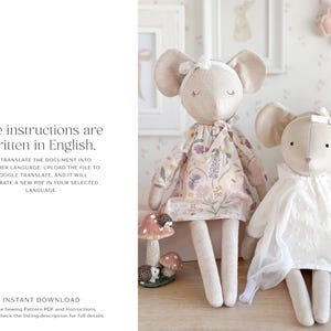 K&ouml;nnte beinhalten: Zwei Pl&uuml;sch-Maus-Puppen mit gro&szlig;en Ohren und geschlossenen Augen. Eine Maus tr&auml;gt ein Blumenkleid, die andere ein wei&szlig;es Kleid. Der Text links lautet: &bdquo;Die Anweisungen sind auf Englisch geschrieben.&ldquo;
