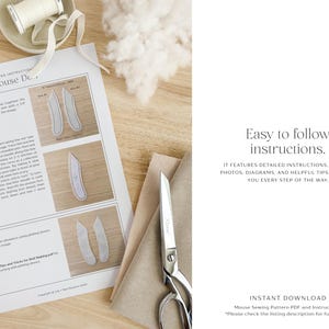 K&ouml;nnte beinhalten: Ein Schnittmuster f&uuml;r eine Stoffmaus mit detaillierten Anweisungen und Diagrammen. Das Bild zeigt das gedruckte Muster, eine Schere, Faden und Stoff. Der Text lautet "Easy to follow instructions" und "Instant Download".