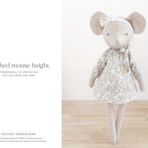 K&ouml;nnte beinhalten: Eine handgefertigte Mauspuppe, etwa 38 cm gro&szlig;, mit gro&szlig;en Ohren und einer wei&szlig;en Schleife. Die Maus tr&auml;gt ein Kleid mit Blumenmuster. Der Text sagt "Finished mouse height. Approximately 15" (38cm) tall. *NOT INCLUDING THE EARS."