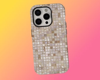 Puede incluir: Una funda de teléfono inteligente con un diseño de mosaico. La funda está cubierta de pequeñas baldosas cuadradas en tonos beige, crema y marrón claro. Las lentes de la cámara del teléfono son visibles en la parte superior. El fondo es un degradado de amarillo y rosa.
