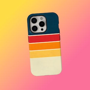 Könnte beinhalten: Marineblaue Handyhülle mit Retro-Streifendesign in Rot, Orange, Gelb und Creme. Die Hülle hat einen Kameraausschnitt und eine glatte Oberfläche, die Schutz und Stil bietet.