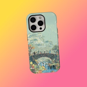 Peut inclure: Coque de téléphone avec un paysage fantastique. L'illustration représente un pont, une cascade et des personnages dans un paysage montagneux. La coque a un fond bleu clair avec une illustration détaillée. Conçu pour un smartphone.